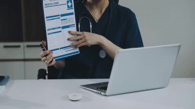 Doktor bilgisayar üzerinde çalışıyor.