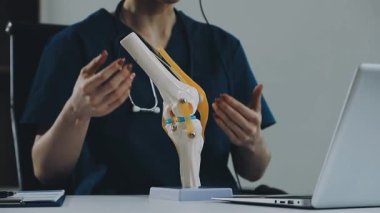 Ofiste çalışan steteskoplu kadın doktor.