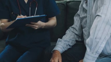 Genç kadın hastanede.