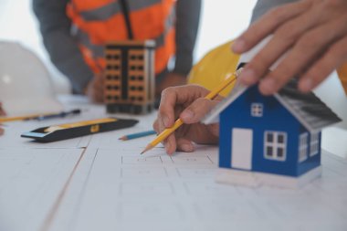 Modellik ve planlama alanında ortaklık ve mühendislik araçlarıyla çalışmak üzere proje için mühendis veya mimar toplantısının inşaat ve yapı konsepti, her iki şirket için de sözleşme.