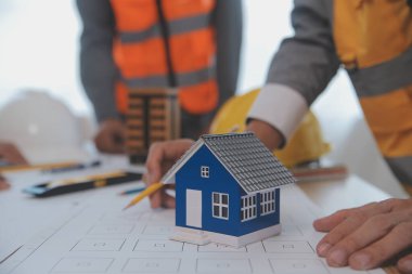 Modellik ve planlama alanında ortaklık ve mühendislik araçlarıyla çalışmak üzere proje için mühendis veya mimar toplantısının inşaat ve yapı konsepti, her iki şirket için de sözleşme.