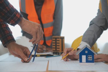 Modellik ve planlama alanında ortaklık ve mühendislik araçlarıyla çalışmak üzere proje için mühendis veya mimar toplantısının inşaat ve yapı konsepti, her iki şirket için de sözleşme.