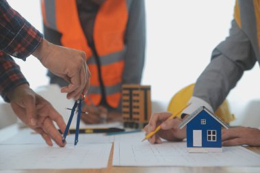 Modellik ve planlama alanında ortaklık ve mühendislik araçlarıyla çalışmak üzere proje için mühendis veya mimar toplantısının inşaat ve yapı konsepti, her iki şirket için de sözleşme.