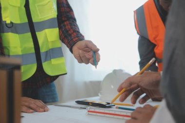Modellik ve planlama alanında ortaklık ve mühendislik araçlarıyla çalışmak üzere proje için mühendis veya mimar toplantısının inşaat ve yapı konsepti, her iki şirket için de sözleşme.
