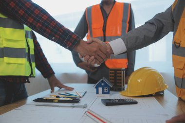 Modellik ve planlama alanında ortaklık ve mühendislik araçlarıyla çalışmak üzere proje için mühendis veya mimar toplantısının inşaat ve yapı konsepti, her iki şirket için de sözleşme.