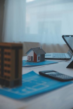 Modellik ve planlama alanında ortaklık ve mühendislik araçlarıyla çalışmak üzere proje için mühendis veya mimar toplantısının inşaat ve yapı konsepti, her iki şirket için de sözleşme.