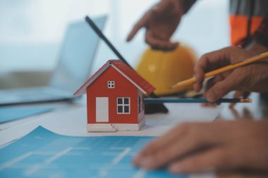 Modellik ve planlama alanında ortaklık ve mühendislik araçlarıyla çalışmak üzere proje için mühendis veya mimar toplantısının inşaat ve yapı konsepti, her iki şirket için de sözleşme.