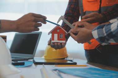 Modellik ve planlama alanında ortaklık ve mühendislik araçlarıyla çalışmak üzere proje için mühendis veya mimar toplantısının inşaat ve yapı konsepti, her iki şirket için de sözleşme.