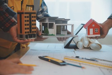 Modellik ve planlama alanında ortaklık ve mühendislik araçlarıyla çalışmak üzere proje için mühendis veya mimar toplantısının inşaat ve yapı konsepti, her iki şirket için de sözleşme.