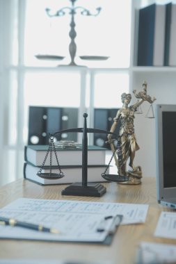 Danışmanlık ve erkek avukatlar konferansı ve profesyonel iş kadını avukatlık bürosunda çalışıyor ve tartışıyorlar. Hukuk kavramları, Yargıç Tokmak adalet terazisiyle..