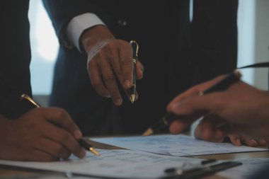 Danışmanlık ve erkek avukatlar konferansı ve profesyonel iş kadını avukatlık bürosunda çalışıyor ve tartışıyorlar. Hukuk kavramları, Yargıç Tokmak adalet terazisiyle..