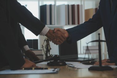 Danışmanlık ve erkek avukatlar konferansı ve profesyonel iş kadını avukatlık bürosunda çalışıyor ve tartışıyorlar. Hukuk kavramları, Yargıç Tokmak adalet terazisiyle..