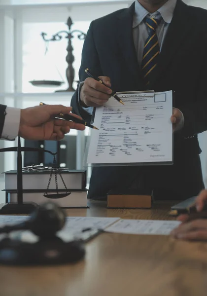 Consultazione Conferenza Avvocati Maschili Imprenditrice Professionale Che Lavorano Discutono Avendo — Foto Stock