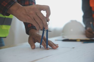 Modellik ve planlama alanında ortaklık ve mühendislik araçlarıyla çalışmak üzere proje için mühendis veya mimar toplantısının inşaat ve yapı konsepti, her iki şirket için de sözleşme.