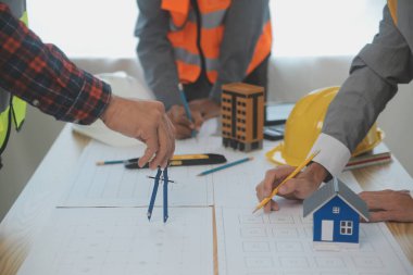 Modellik ve planlama alanında ortaklık ve mühendislik araçlarıyla çalışmak üzere proje için mühendis veya mimar toplantısının inşaat ve yapı konsepti, her iki şirket için de sözleşme.