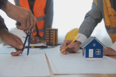 Modellik ve planlama alanında ortaklık ve mühendislik araçlarıyla çalışmak üzere proje için mühendis veya mimar toplantısının inşaat ve yapı konsepti, her iki şirket için de sözleşme.