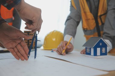 Modellik ve planlama alanında ortaklık ve mühendislik araçlarıyla çalışmak üzere proje için mühendis veya mimar toplantısının inşaat ve yapı konsepti, her iki şirket için de sözleşme.