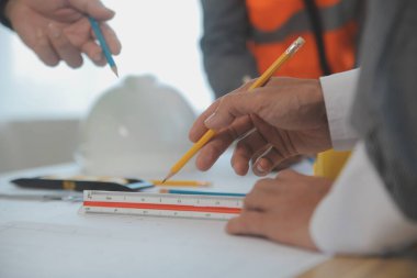 Modellik ve planlama alanında ortaklık ve mühendislik araçlarıyla çalışmak üzere proje için mühendis veya mimar toplantısının inşaat ve yapı konsepti, her iki şirket için de sözleşme.