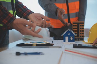 Modellik ve planlama alanında ortaklık ve mühendislik araçlarıyla çalışmak üzere proje için mühendis veya mimar toplantısının inşaat ve yapı konsepti, her iki şirket için de sözleşme.