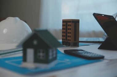 Modellik ve planlama alanında ortaklık ve mühendislik araçlarıyla çalışmak üzere proje için mühendis veya mimar toplantısının inşaat ve yapı konsepti, her iki şirket için de sözleşme.