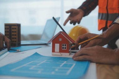 Modellik ve planlama alanında ortaklık ve mühendislik araçlarıyla çalışmak üzere proje için mühendis veya mimar toplantısının inşaat ve yapı konsepti, her iki şirket için de sözleşme.