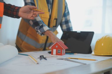 Modellik ve planlama alanında ortaklık ve mühendislik araçlarıyla çalışmak üzere proje için mühendis veya mimar toplantısının inşaat ve yapı konsepti, her iki şirket için de sözleşme.