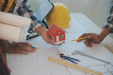 Modellik ve planlama alanında ortaklık ve mühendislik araçlarıyla çalışmak üzere proje için mühendis veya mimar toplantısının inşaat ve yapı konsepti, her iki şirket için de sözleşme.