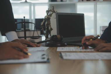 Danışmanlık ve erkek avukatlar konferansı ve profesyonel iş kadını avukatlık bürosunda çalışıyor ve tartışıyorlar. Hukuk kavramları, Yargıç Tokmak adalet terazisiyle..