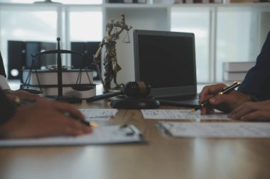 Danışmanlık ve erkek avukatlar konferansı ve profesyonel iş kadını avukatlık bürosunda çalışıyor ve tartışıyorlar. Hukuk kavramları, Yargıç Tokmak adalet terazisiyle..