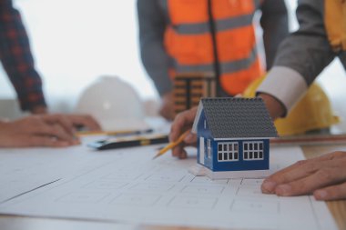 Modellik ve planlama alanında ortaklık ve mühendislik araçlarıyla çalışmak üzere proje için mühendis veya mimar toplantısının inşaat ve yapı konsepti, her iki şirket için de sözleşme.