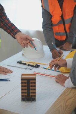 Modellik ve planlama alanında ortaklık ve mühendislik araçlarıyla çalışmak üzere proje için mühendis veya mimar toplantısının inşaat ve yapı konsepti, her iki şirket için de sözleşme.