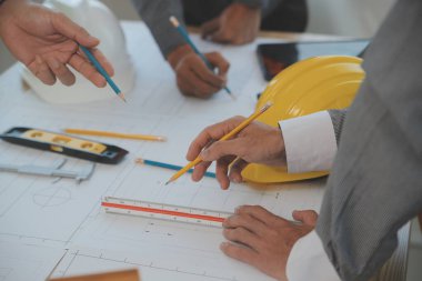 Modellik ve planlama alanında ortaklık ve mühendislik araçlarıyla çalışmak üzere proje için mühendis veya mimar toplantısının inşaat ve yapı konsepti, her iki şirket için de sözleşme.