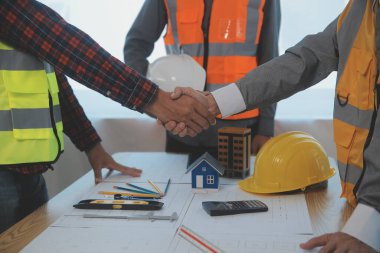 Modellik ve planlama alanında ortaklık ve mühendislik araçlarıyla çalışmak üzere proje için mühendis veya mimar toplantısının inşaat ve yapı konsepti, her iki şirket için de sözleşme.