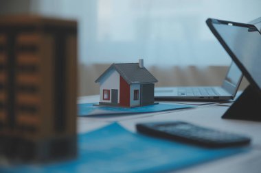 Modellik ve planlama alanında ortaklık ve mühendislik araçlarıyla çalışmak üzere proje için mühendis veya mimar toplantısının inşaat ve yapı konsepti, her iki şirket için de sözleşme.