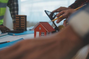 Modellik ve planlama alanında ortaklık ve mühendislik araçlarıyla çalışmak üzere proje için mühendis veya mimar toplantısının inşaat ve yapı konsepti, her iki şirket için de sözleşme.