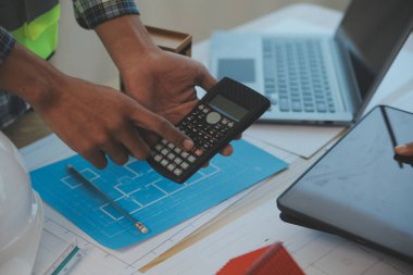 Modellik ve planlama alanında ortaklık ve mühendislik araçlarıyla çalışmak üzere proje için mühendis veya mimar toplantısının inşaat ve yapı konsepti, her iki şirket için de sözleşme.