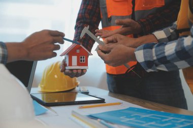 Modellik ve planlama alanında ortaklık ve mühendislik araçlarıyla çalışmak üzere proje için mühendis veya mimar toplantısının inşaat ve yapı konsepti, her iki şirket için de sözleşme.