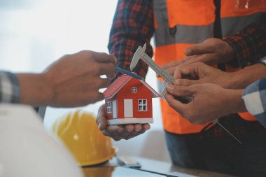 Modellik ve planlama alanında ortaklık ve mühendislik araçlarıyla çalışmak üzere proje için mühendis veya mimar toplantısının inşaat ve yapı konsepti, her iki şirket için de sözleşme.