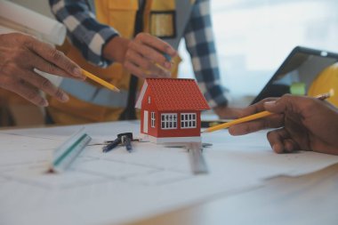 Modellik ve planlama alanında ortaklık ve mühendislik araçlarıyla çalışmak üzere proje için mühendis veya mimar toplantısının inşaat ve yapı konsepti, her iki şirket için de sözleşme.