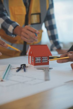 Modellik ve planlama alanında ortaklık ve mühendislik araçlarıyla çalışmak üzere proje için mühendis veya mimar toplantısının inşaat ve yapı konsepti, her iki şirket için de sözleşme.