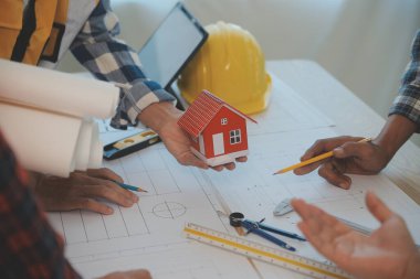 Modellik ve planlama alanında ortaklık ve mühendislik araçlarıyla çalışmak üzere proje için mühendis veya mimar toplantısının inşaat ve yapı konsepti, her iki şirket için de sözleşme.