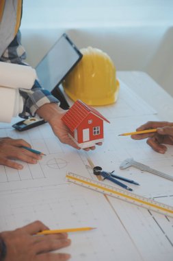 Modellik ve planlama alanında ortaklık ve mühendislik araçlarıyla çalışmak üzere proje için mühendis veya mimar toplantısının inşaat ve yapı konsepti, her iki şirket için de sözleşme.