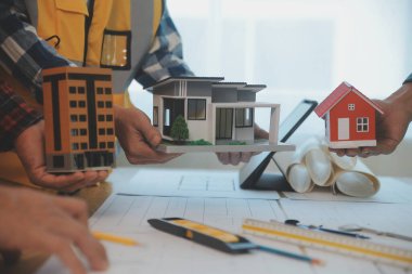 Modellik ve planlama alanında ortaklık ve mühendislik araçlarıyla çalışmak üzere proje için mühendis veya mimar toplantısının inşaat ve yapı konsepti, her iki şirket için de sözleşme.