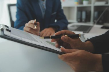 İş adamlarından oluşan bir ekip, pazarlama planı, piyasa araştırma raporları ve gelir istatistikleri, Mali ve Muhasebe kavramının verilerini analiz etmek üzere toplanıyor..