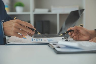 İş adamlarından oluşan bir ekip, pazarlama planı, piyasa araştırma raporları ve gelir istatistikleri, Mali ve Muhasebe kavramının verilerini analiz etmek üzere toplanıyor..