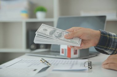 Emlakçı ve müşteri ev, sigorta ya da emlak satın almak için sözleşme imzalarlar. Ev kiralarlar, sigorta yaptırırlar, emlak veya emlak kredisi alırlar..