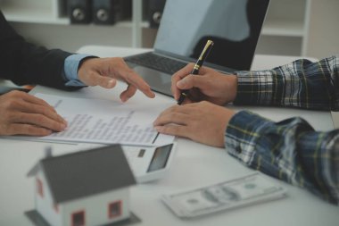 Emlakçı ve müşteri ev, sigorta ya da emlak satın almak için sözleşme imzalarlar. Ev kiralarlar, sigorta yaptırırlar, emlak veya emlak kredisi alırlar..