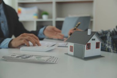 Emlakçı ve müşteri ev, sigorta ya da emlak satın almak için sözleşme imzalarlar. Ev kiralarlar, sigorta yaptırırlar, emlak veya emlak kredisi alırlar..
