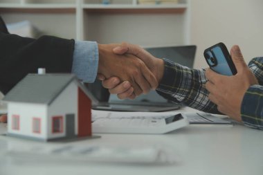 Emlakçı ve müşteri ev, sigorta ya da emlak satın almak için sözleşme imzalarlar. Ev kiralarlar, sigorta yaptırırlar, emlak veya emlak kredisi alırlar..