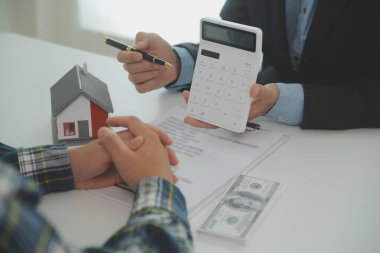 Emlakçı ve müşteri ev, sigorta ya da emlak satın almak için sözleşme imzalarlar. Ev kiralarlar, sigorta yaptırırlar, emlak veya emlak kredisi alırlar..